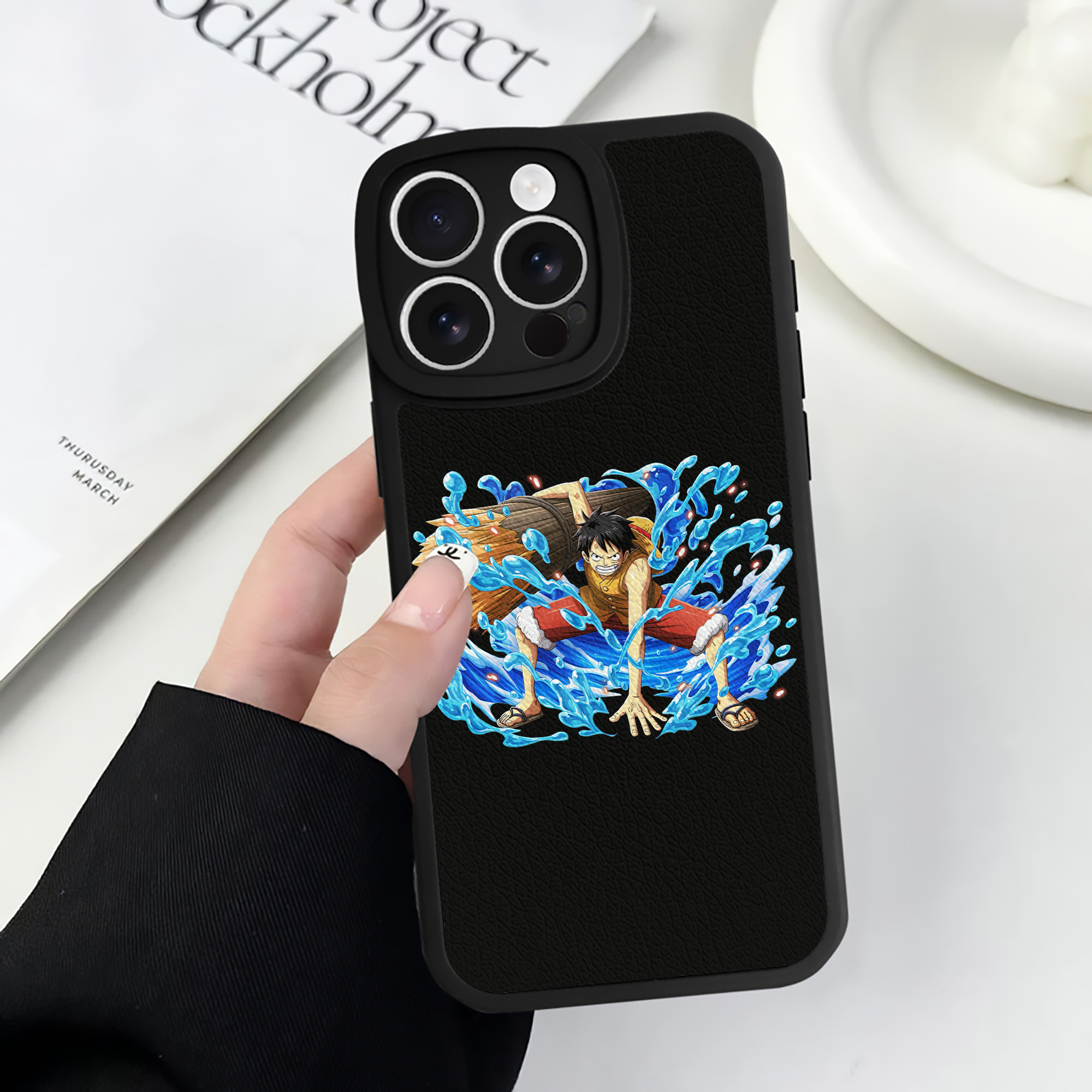 （画像用） ワンピース モンキー・D・ルフィ ONE PIECE Monkey D. Luffy 【iPhone 16シリーズ対応】シリコンスマホケース（レザー調） 材質：シリコン